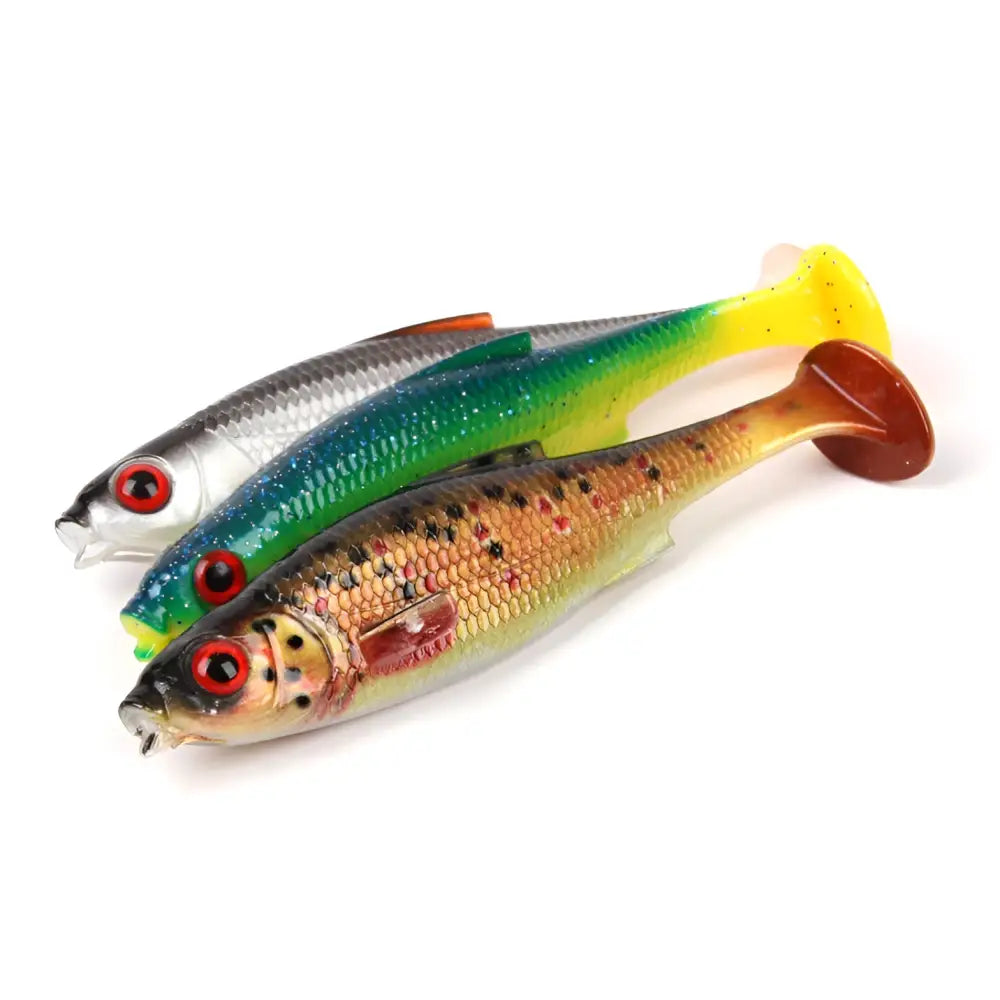 Kolme värikästä lmab køfi roach shad 14cm muovista kalastushuijia yksityiskohtaisilla suomuilla ja punaisilla silmillä