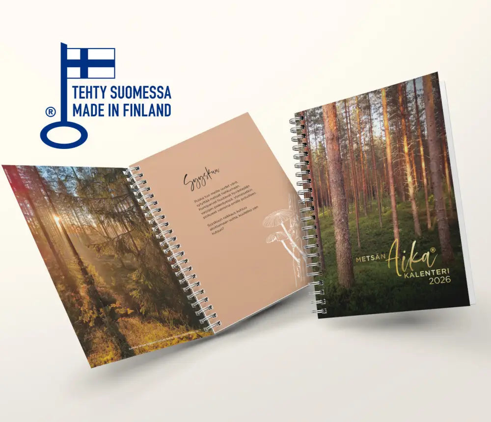 Metsän aika 2027 kalenteri vanamo metsäaiheinen spiraalivihkollinen mattapaperille hopeansävyisillä metallirenkailla