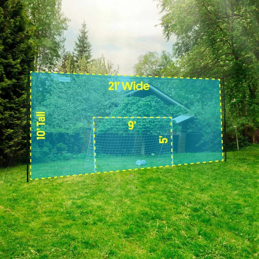 Avaimeton sininen jalkapallomaalin verkko keltaisin mittausmerkein open goaaal standard johon kuuluu päätyverkko ja rebounder