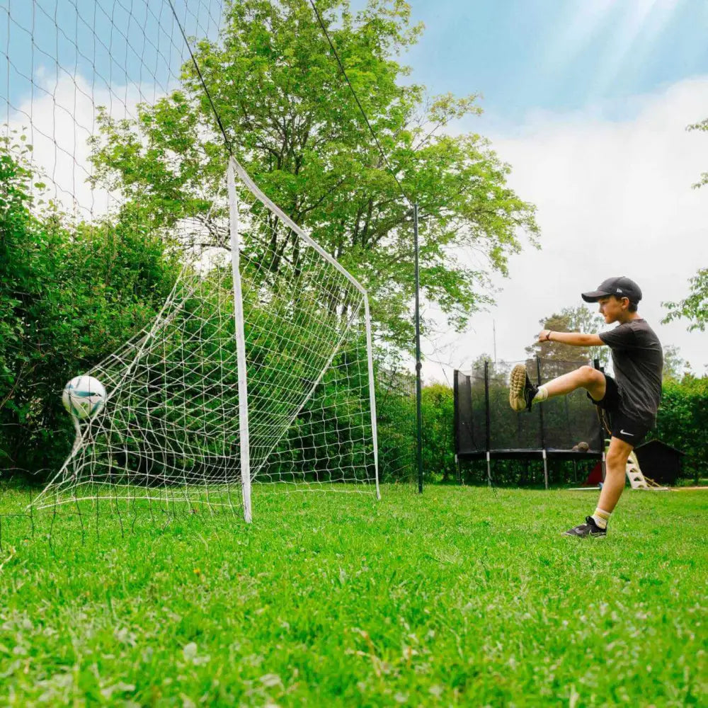 Valkoinen avoin goaaal standard jalkapallomaali verkolla nurmella takaisinlyöntiverkolla