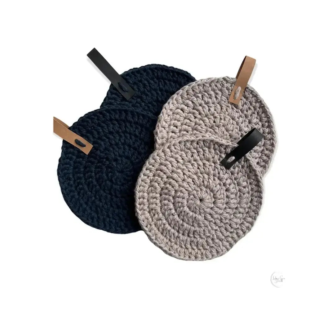 Hand-neulotut pyöreät pannunaluset laivastonsinisessä ja beigen sävyssä nahkatagilla ripustamista varten