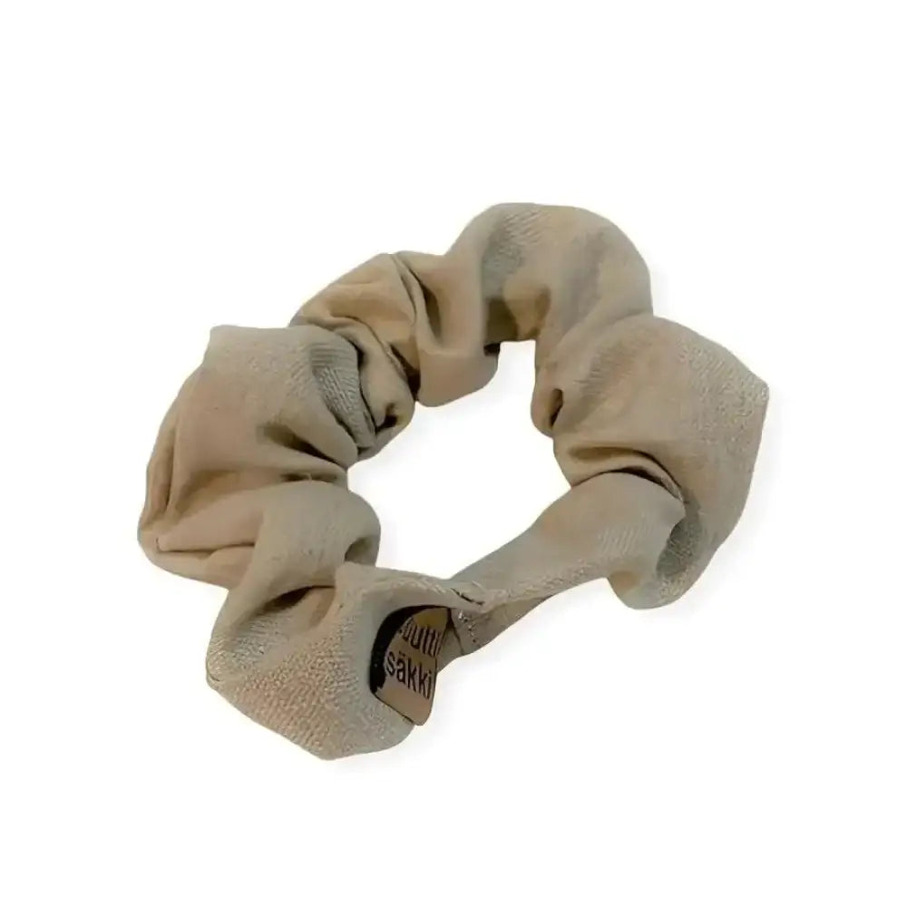 Beige pellava scrunchiet kerrospintaisella kankaalla ja pienellä punotulla merkillä