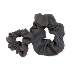 Musta pellava scrunchie kiiltävällä satiinipinnalla ja rypytetyllä tekstuurilla pellava scrunchiet -tuotteessa