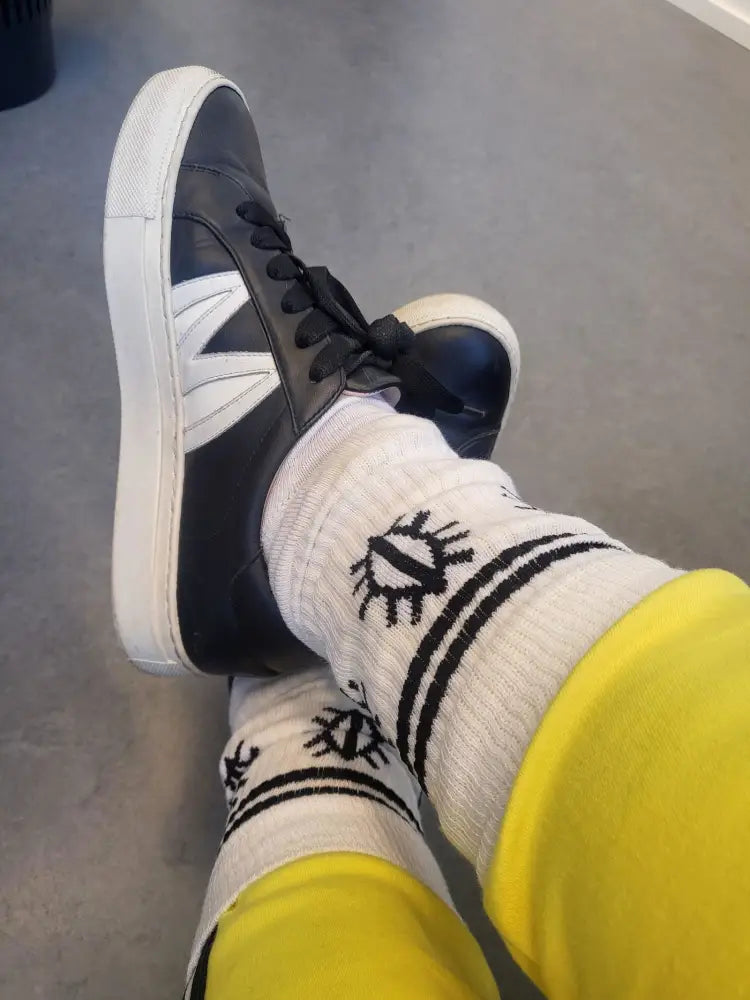 Pimpsukat valkoiset tennispimpsukat mustavalkoisella matalalla mallilla ja kulmikkaalla raidalla