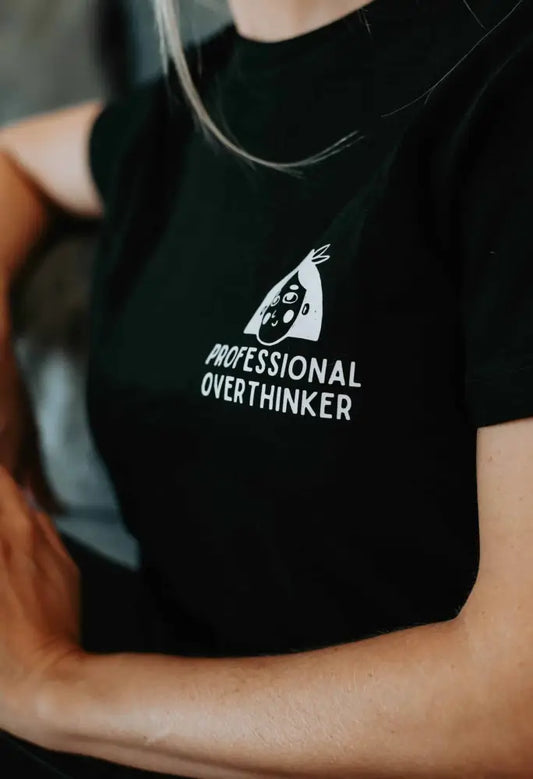 Professional overthinker - t-paita - t-paita overthinker luomupuuvillasta retkeilyvarusteet verkkokaupasta
