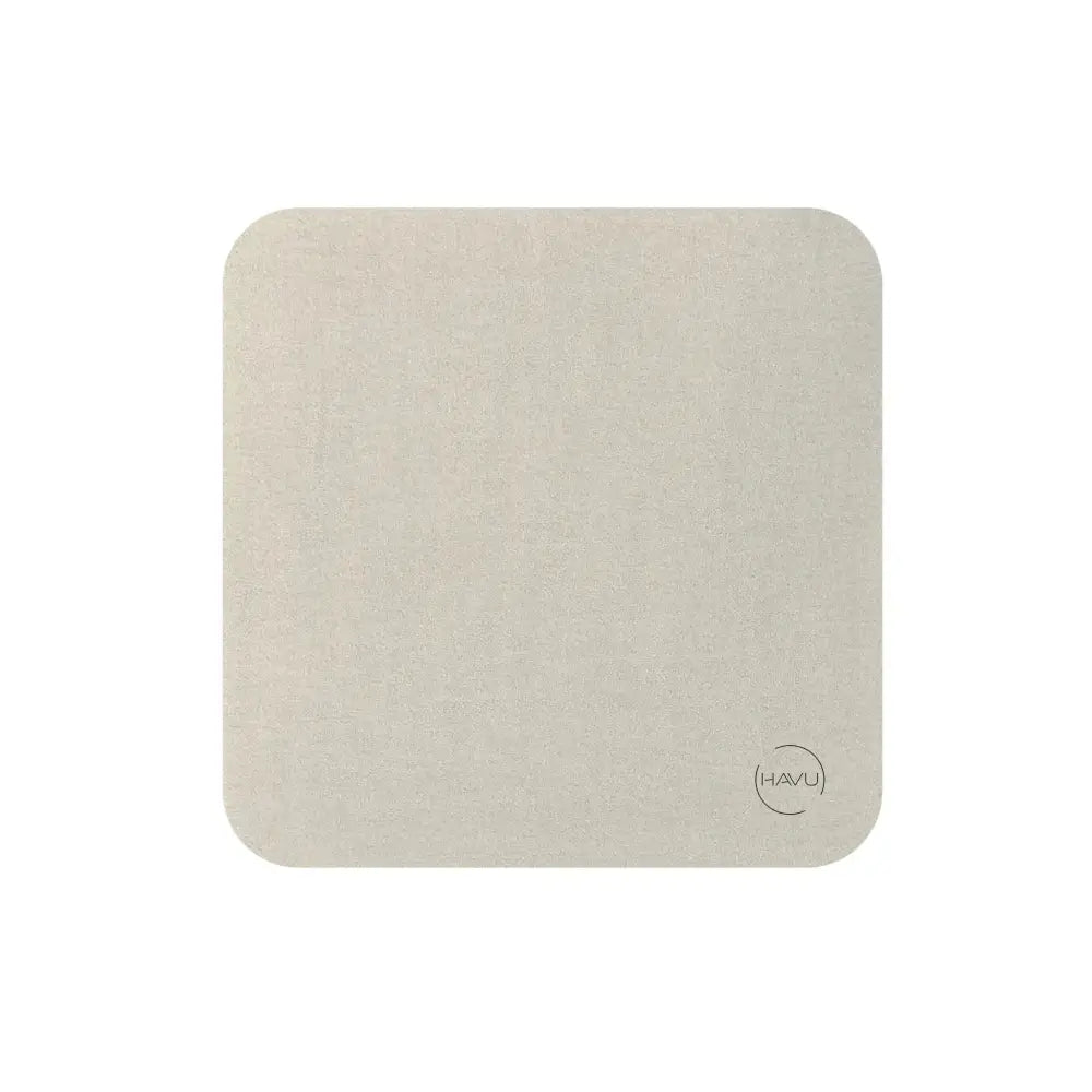 Beige teksturoitu neliönmuotoinen puhdistusliina jossa havu-logo nurkassa ja mattapintainen viimeistely