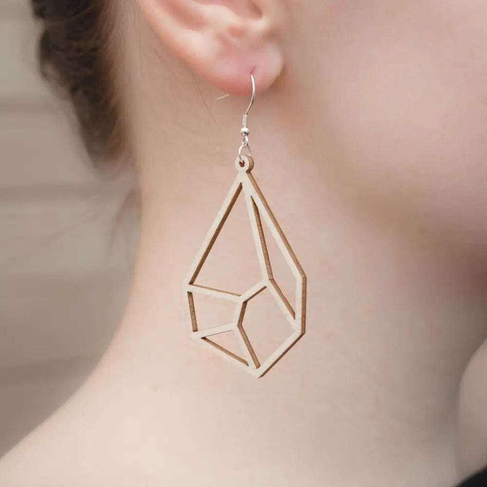 Geometriset puiset korvakorut lähde minimalistisella fasetoidulla designilla ja luonnollisella vaaleanruskealla viimeistelyllä