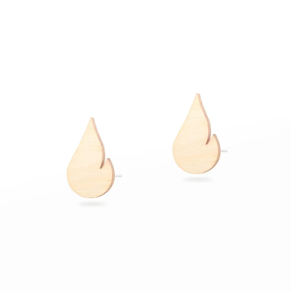 Light-colored wooden flame-shaped stud earrings puiset korvakorut roihu in natural light wood