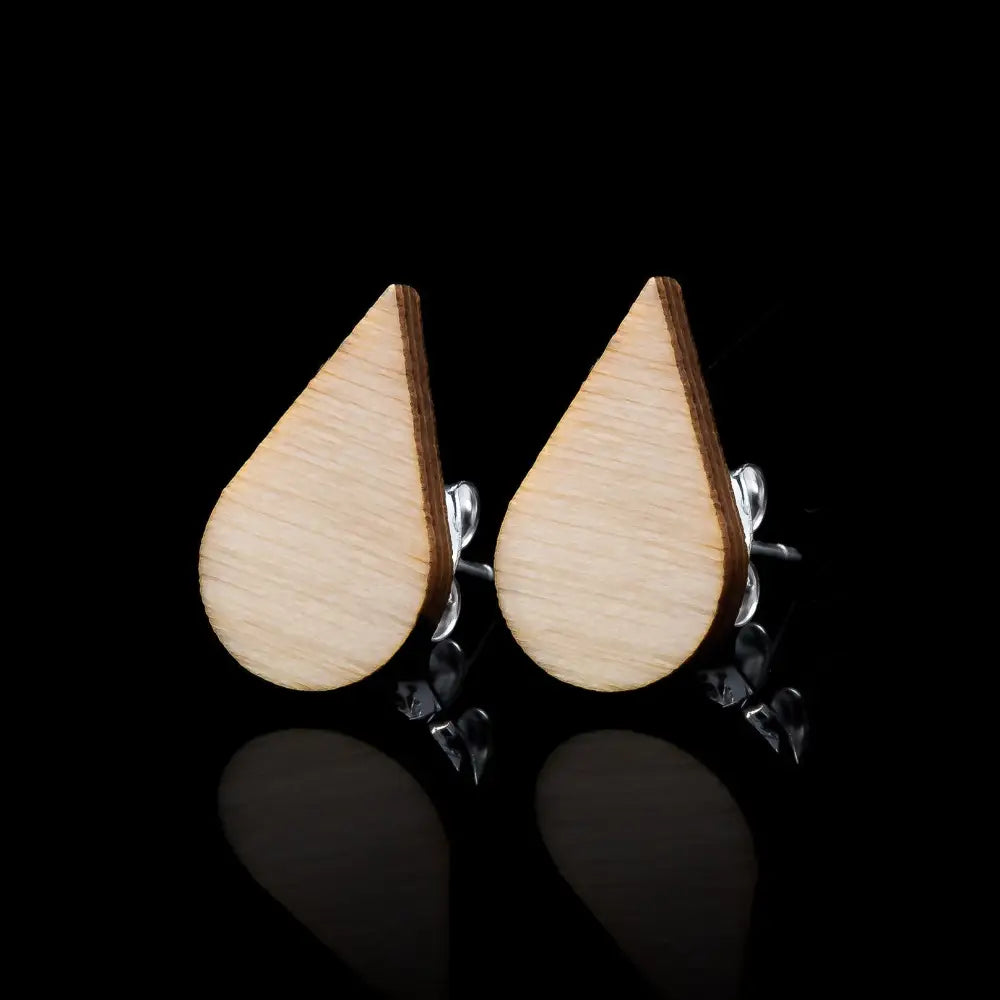 Light-colored wooden teardrop-shaped earrings with silver metal backs puiset korvakorut tippa