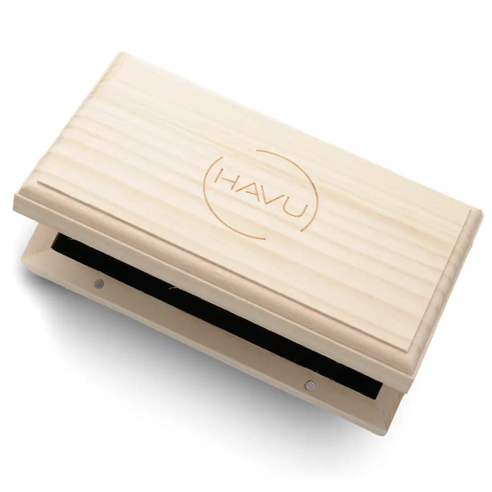 Light-colored wooden havu hair straightener with ribbed surface and minimalist design puurusetti visakoivu sininen