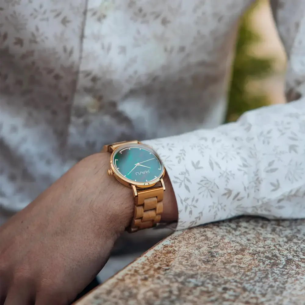 Kultasävyinen puukello tealivärisellä liukuvärisellä kellotaululla ja minimalistisella nam-brändillä revontuli koivu 40mm ennakkomyynti