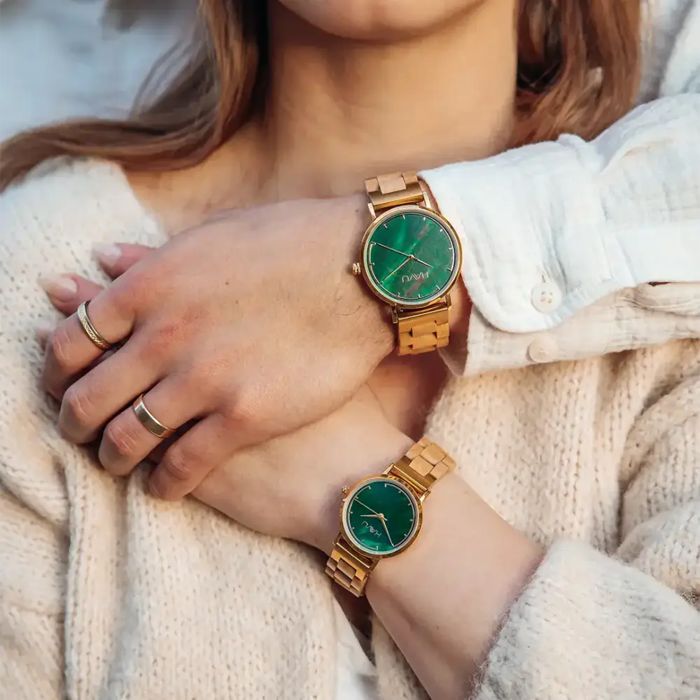 Revontuli koivu 40mm gold-toned wooden band watch with a vibrant green dial and minimalist design ennakkomyynti