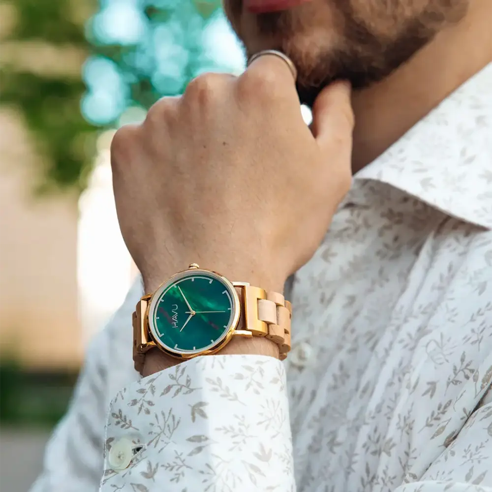 Revontuli koivu 40mm ennakkomyynti kultasävyinen puukello vihreällä kellotaululla minimalistisella designilla