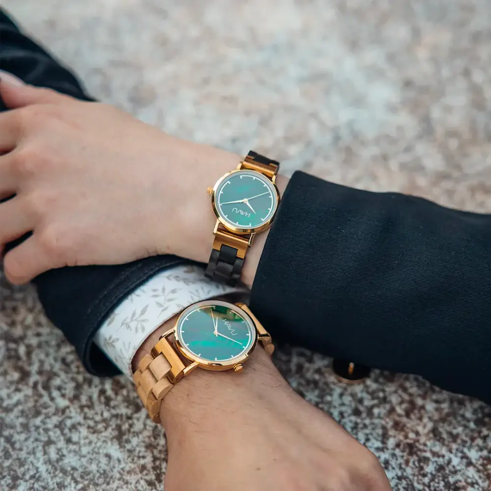 Pari elegantteja puukelloja kultasävyisillä yksityiskohdilla ja teal-sinisillä minimalistisilla tauluilla revontuli koivu 40mm ennakkomyynti