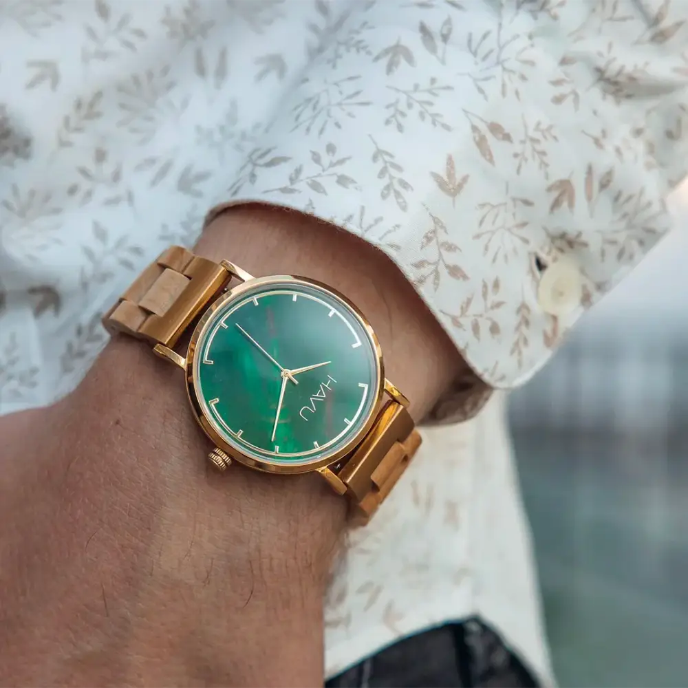 Kultaisen sävyinen puukello vihreällä kellotaululla ja minimalistisilla valkoisilla merkinnöillä revontuli koivu 40mm ennakkomyynti