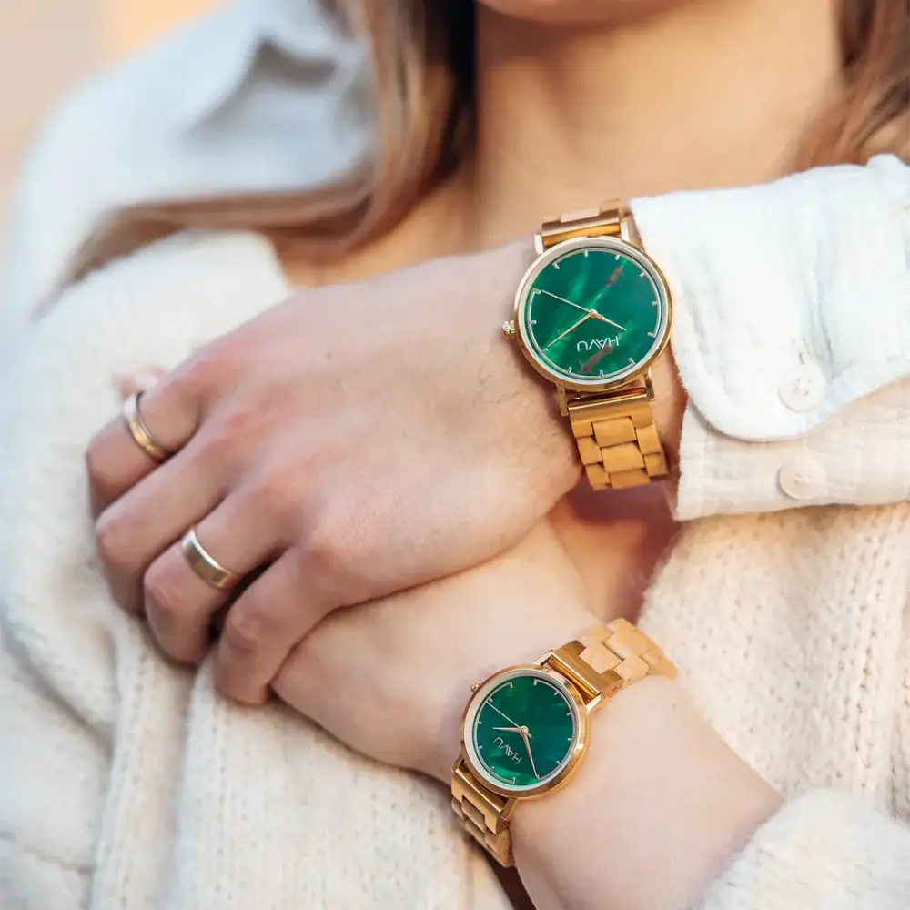 Revontuli koivu 40mm kultasävyinen puinen kello kirkkaalla vihreällä kellotaululla ja minimalistisella designilla ennakkomyynti