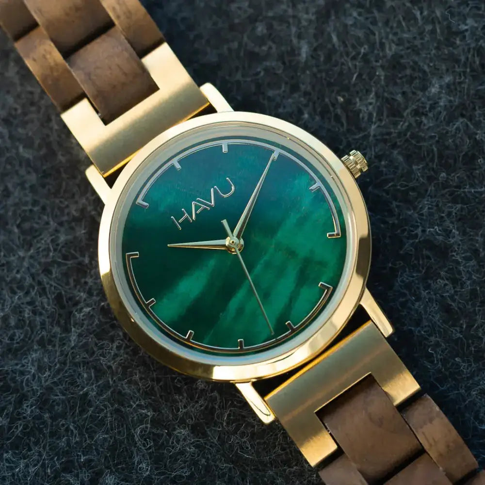 Goldtone havu-kello jossa kirkkaanvihreä helmiäiskellotaulu ja puiset rannekesirut revontuli pähkinäpuu 32mm ennakkomyynti