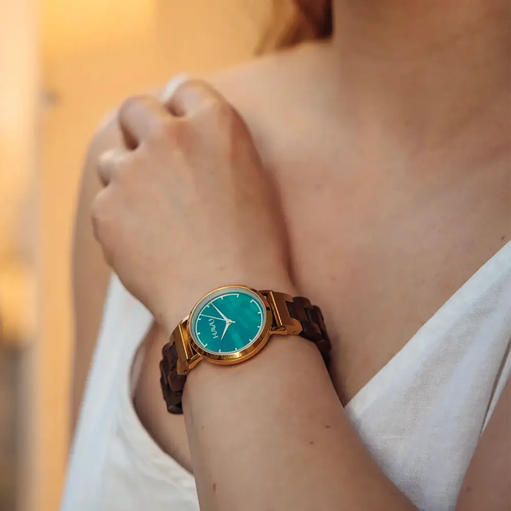 Revontuli pähkinäpuu 32mm elegantti puukello kirkkaalla teal-värisellä kellotaululla ja punotulla ruskealla nahkarannekkeella