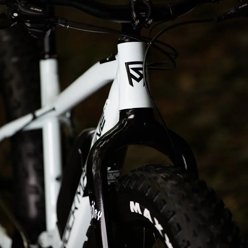 White and black rock machine vyöry e50r mountain bike frame with sleek design and r logo on the head tube