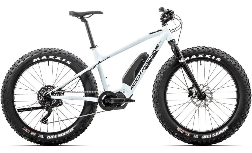 Rock machine vyöry e50r sähkömaastopyörä valkoinen mustilla yksityiskohdilla ja leveillä maxxis-renkailla