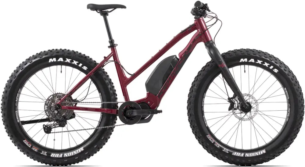 Maroon värinen rock machine vyöry e70 easy entry sähkömaastopyörä leveillä maxxis renkailla ja tyylikkäällä rungolla
