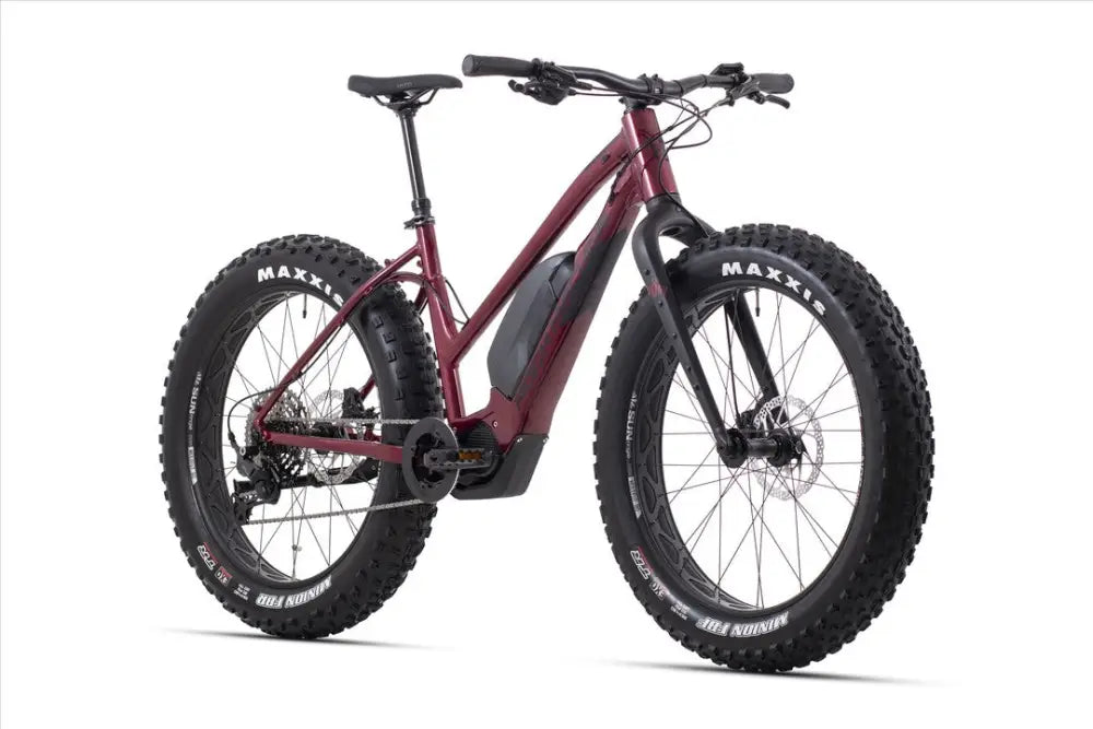 Maroon ja musta rock machine vyöry e70 easy entry sähkömaastopyörä leveillä maxxis-renkailla kuvassa takapuoli