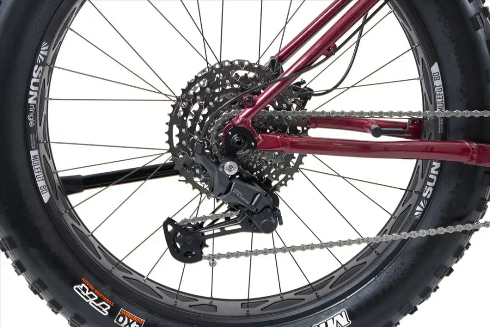 Maroon rock machine vyöry e70 easy entry polkupyörän runko takana mustilla voimansiirtokomponenteilla ja leveällä karkealla renkaalla