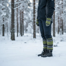 Knitatut vihreän ja harmaan raidalliset säärystimet habumetsä-mallissa