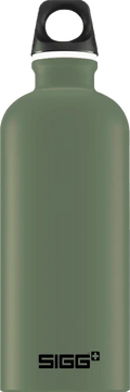 Olive vihreä SIGG Traveller Leaf Green 0,6 L ruostumattomasta teräksestä valmistettu juomapullo mustalla ruuvikorkilla ja valkoisella reunuksella