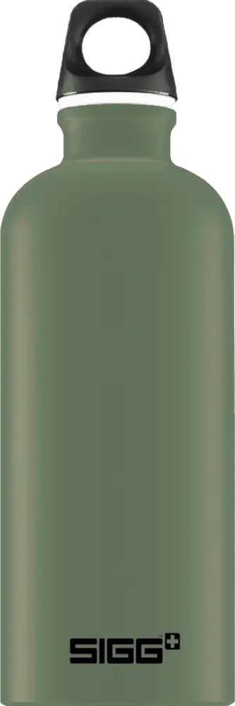 Olive vihreä SIGG Traveller Leaf Green 0,6 L ruostumattomasta teräksestä valmistettu juomapullo mustalla ruuvikorkilla ja valkoisella reunuksella