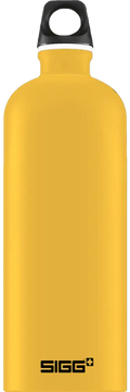 Kirkkaan keltainen sigg traveller mustard touch 1,0 l vesipullo mustalla ruuvikorkilla ja minimalistisella muotoilulla