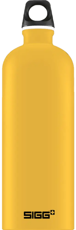 Kirkkaan keltainen sigg traveller mustard touch 1 0 l juomapullo mustalla ruuvikorkilla ja minimalistisella muotoilulla