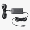 Musta muovinen simagic accessories power supply p-aps virtasovitin ryppyisellä pinnalla ja kierretyillä kaapeleilla