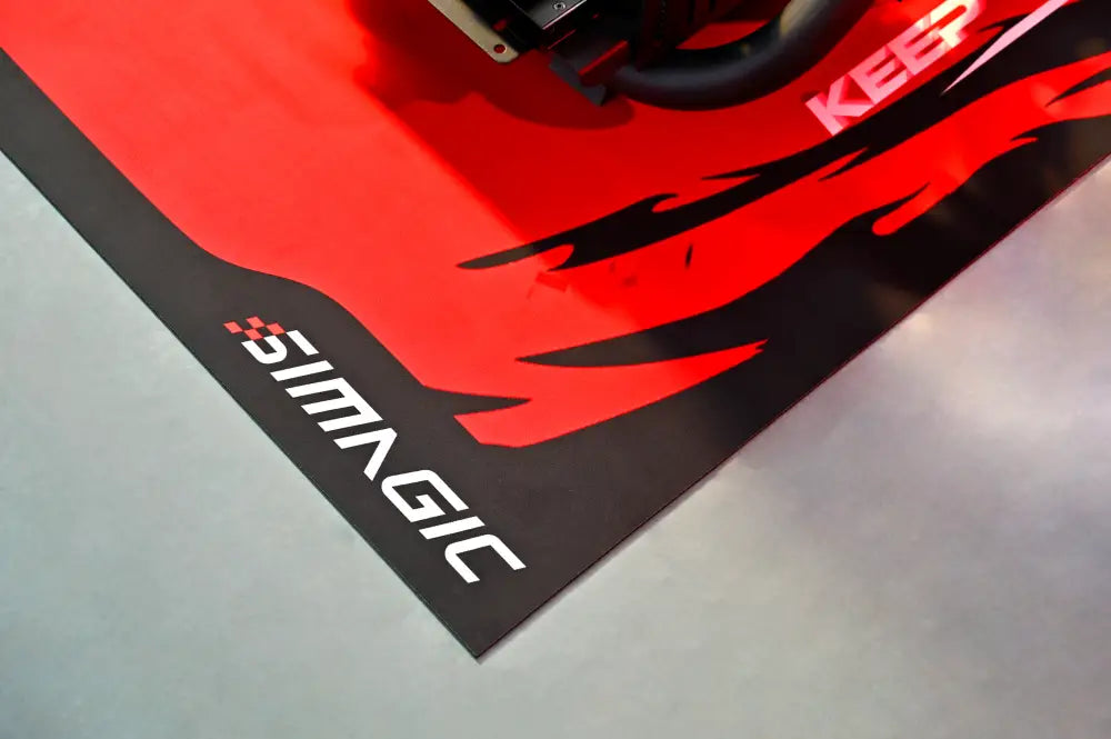 Simagic carpet punamusta simracing-matto liekkikuviolla sekä kestävällä pinnalla kilpailukäyttöön