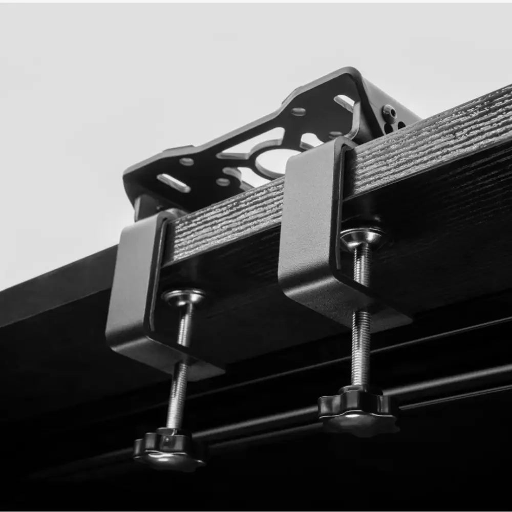 Mustan metallin pöytäkiinnike simagic desk clamp wheelbase t-loc säädettävillä ruuveilla ja teollisella rakenteella