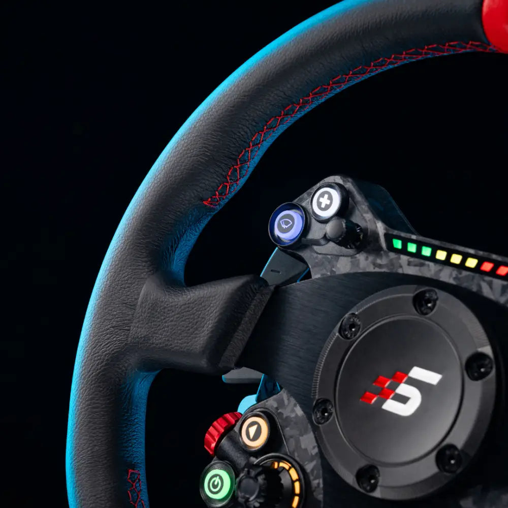 Simagic Neo X 330R classic ohjauspyörä mustaa nahkaa punaisella ompeleella ja hiilikuitukeskuksella Thrustmaster-logolla