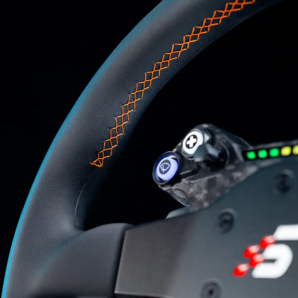 Simagic Neo X 330T rally musta nahkainen kilpaohjauspyörä oransseilla timanttisomisteilla ja valaistuilla painikkeilla