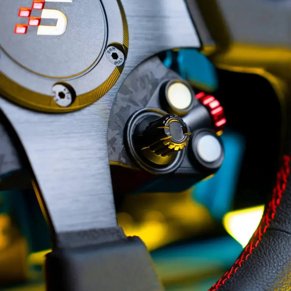 Simagic Neo X Hub hopea ja kulta racing ohjauspyörä punaisilla led-valoilla ja hiilikuitukuvioinnilla