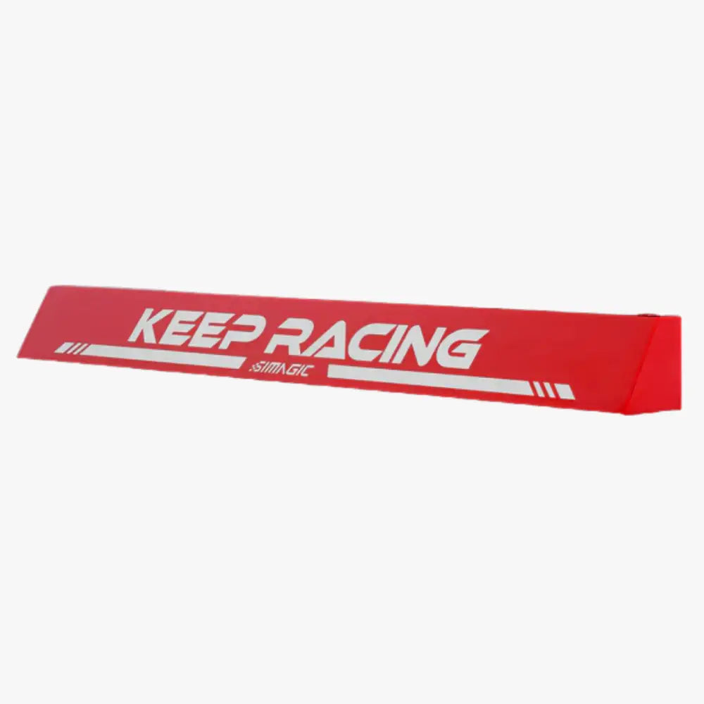 Punainen keep racing -tarra valkoisella tekstillä ja raidoilla simmagic-p1000 heel stop -poljinkorkeuslangan takana