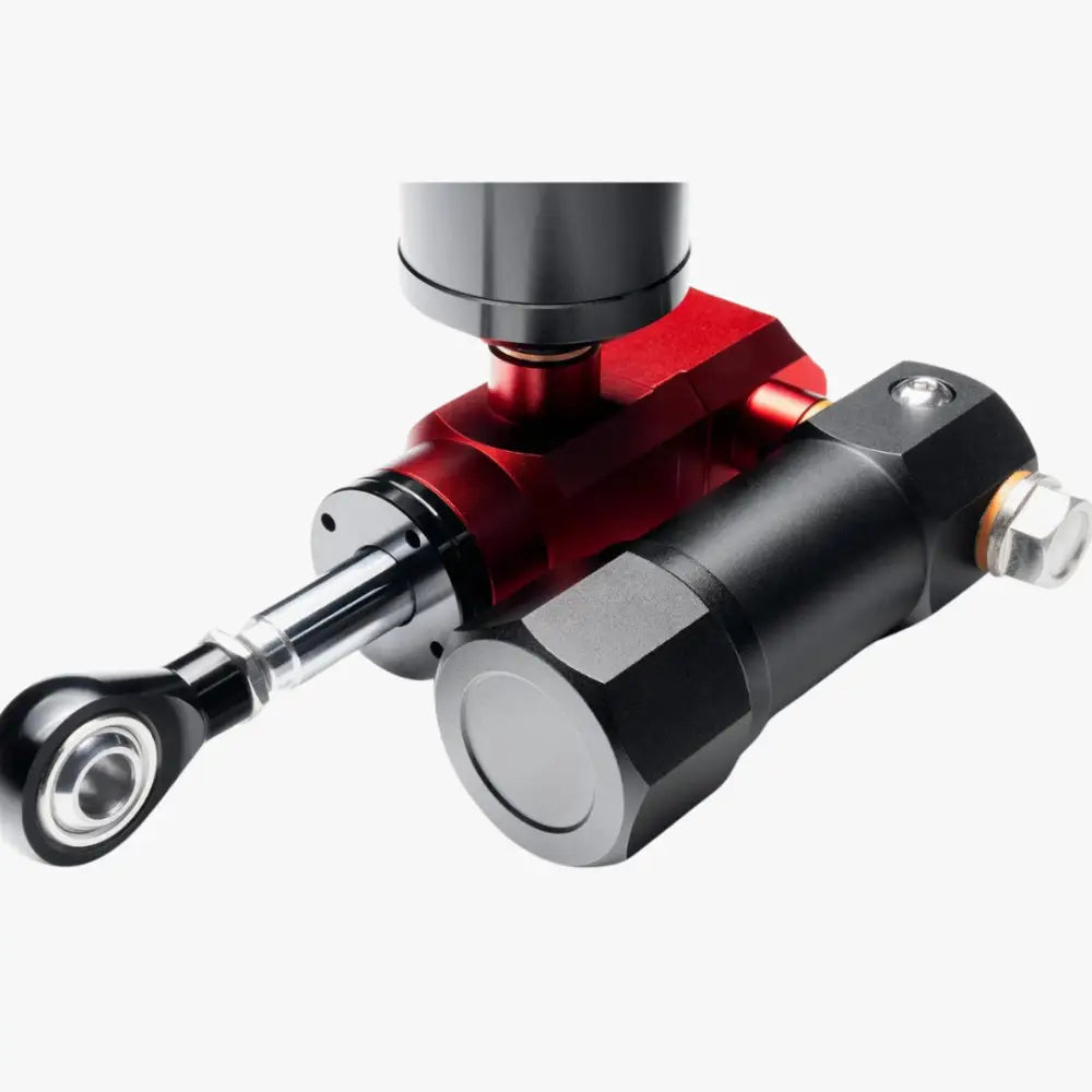 Punainen ja musta hydraulinen jarrusatula hopeisella männänvarrella simagic p1000 hydraulijärjestelmässä