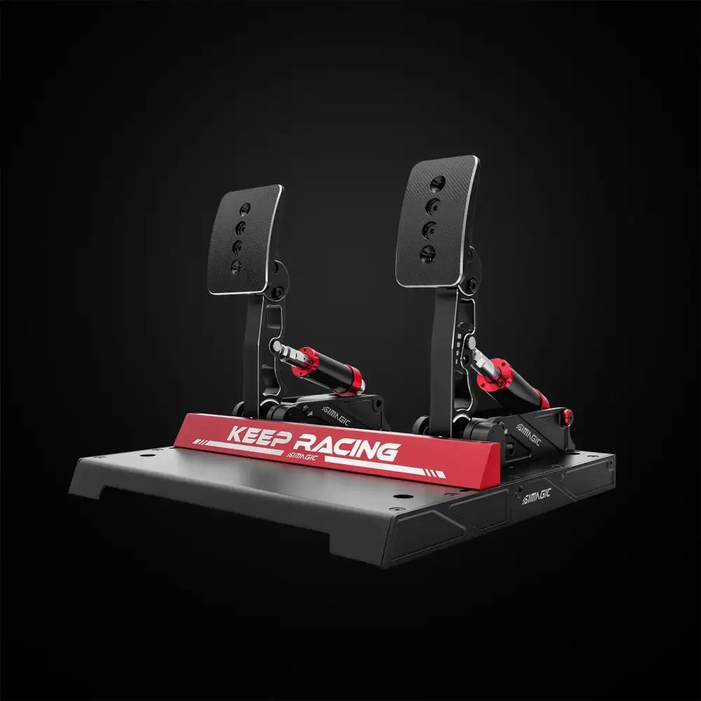 Simagic p1000 modular 2-pedal set musta-punaisella värillä mattapintaisella pohjalevyllä ja keep racing -brändäyksellä