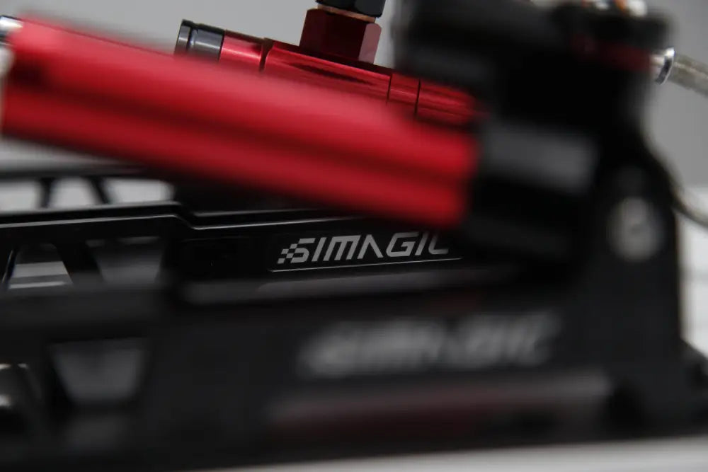 Punainen alumiiniseos simagic p2000 hydraulinen poljinsarja mustalla kotelolla ja simagic-brändillä