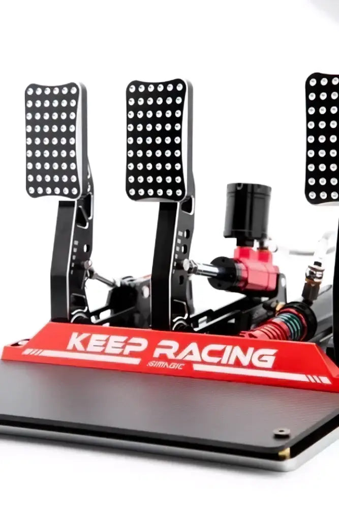 Simagic p2000 punainen ja musta kilpa-ajopoljinsetti jossa keep racing brändäys pohjalevyssä