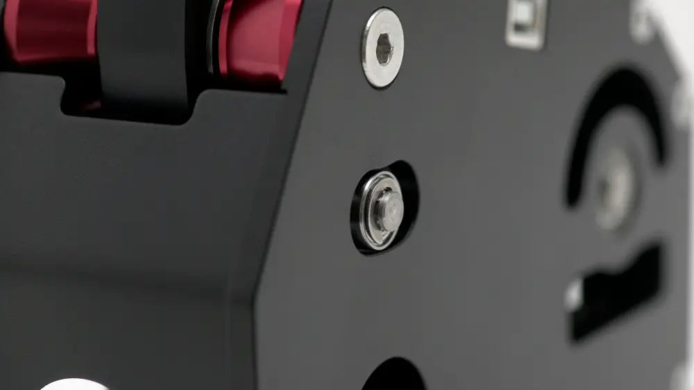 Mustan metallisen simagic q1 sequential shifter -vaihdevivun punaisilla korostuksilla ja hopeisilla ruuveilla