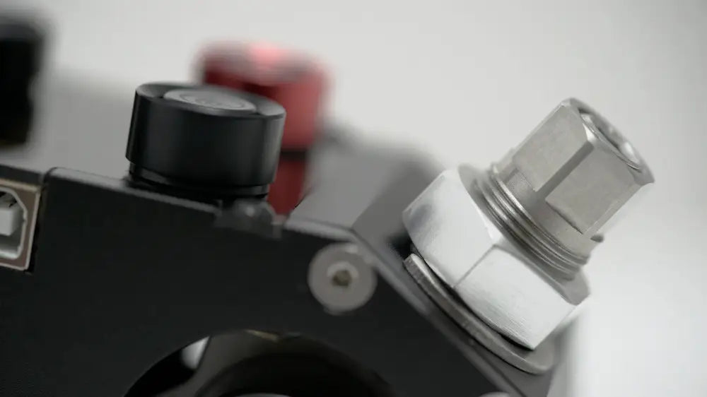 Simagic q1 sequential shifterin tyylikäs musta ja hopea mekaaninen osa kiillotetuilla metallipinnoilla ja kuusikulmaisella pultinkuvulla