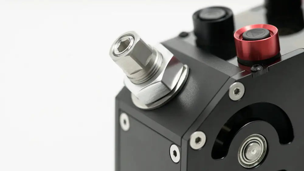 Simagic Q1 sequential shifter musta teollisuuslaite hopealla kuusikulmaisella pultilla ja punaisella pyöreällä napilla