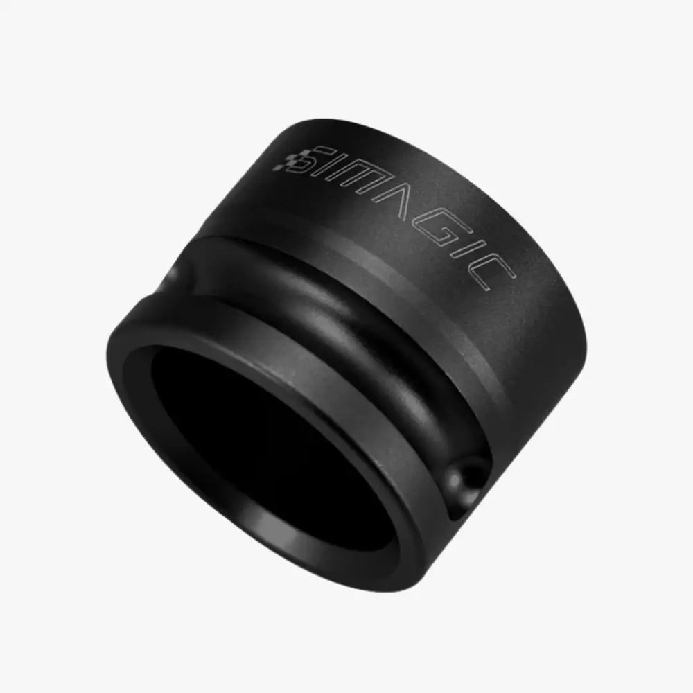 Musta simagic-sarjan socket wrench adapteri mattapintaisena ja laserkaiverretulla logolla simagic steering wheel mount p-wmt -tuotteeseen