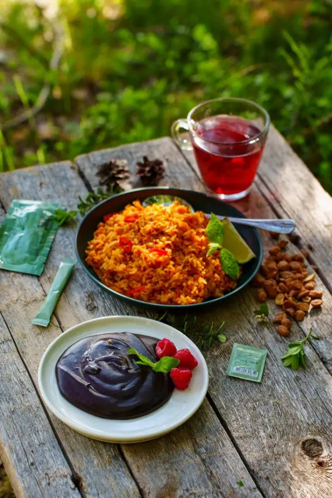 Thai style riisi vihanneksilla pääruoka food force retkiateria oranssina mintun ja limen koristein tummassa kulhossa