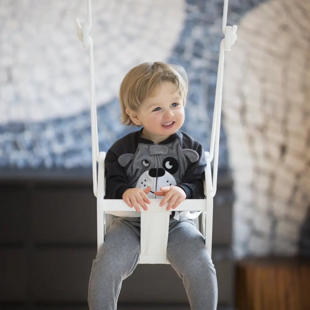 Valkoinen puinen vauvalepakko jossa pehmeä koiran kasvokuvio istuimessa, malli toddler birch mustalla nahalla