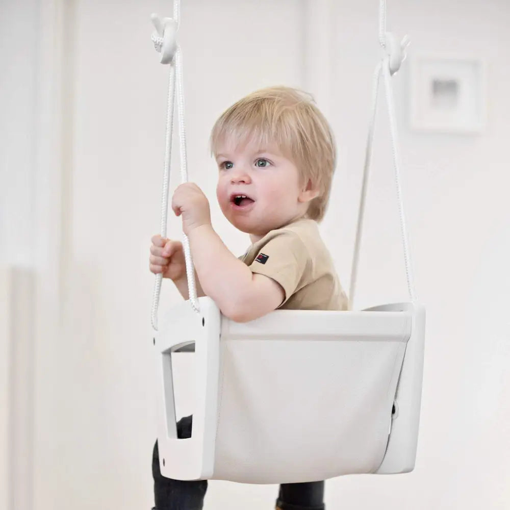 Valkoinen muovinen vauvan keinu köysikahvoilla, toddler birch valkoinen nahka tuotteessa